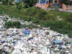 Warga Keluhkan Bau Busuk Tumpukan Sampah Depan SD 007 Sidodadi