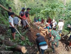 Jalan Tertimbun Material Longsor,Babinsa Kodim Polman Bersama warga Kerja Bakti