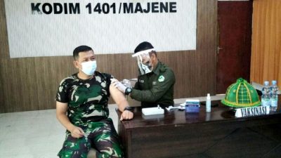 Dandim 1401 Majene Bersama Persit KCK Laksanakan Vaksinasi Booster