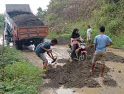 Kades Mombi Kecewa, Pemprov Sulbar Biarkan Jalan di Mombi Polman Rusak Parah