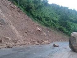 Batu Sebesar Mobil Kembali Jatuh dari Bukit di Jalan Poros Majene Sangiang
