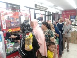 Berburu Minyak Goreng Murah, Ibu-ibu di Polman Padati  Alfamidi
