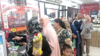 Berburu Minyak Goreng Murah, Ibu-ibu di Polman Padati  Alfamidi