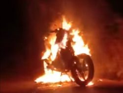 Bawa Parang Panjang, Pria di Polman Bakar Kendaraan Sendiri