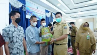 Petani Terima Bantuan Benih Kedelai, Padi dan Jagung dari Bupati Pangkep