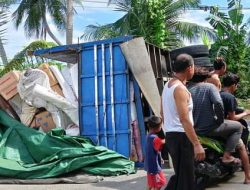 Truk Bermuatan Barang Campuran Terbalik di Tubo Majene