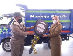 Perusahaan Sawit Serahkan Bantuan Mobil Sampah ke Pemkab Mamuju