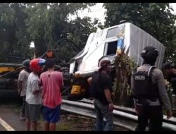 Truk Tronton Tabrak Pembatas Jalan di Pintu Gerbang Kota Mamuju
