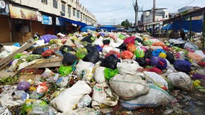Sampah Makin Menggunung dan Busuk, Pendapatan Pedagang di Pasar Wonomulyo Anjlok