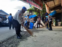 Personil Polres Majene Bersihkan Sampah di Pasar Sentral