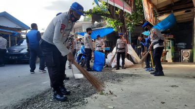 Personil Polres Majene Bersihkan Sampah di Pasar Sentral