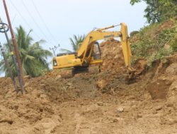 Alat Berat Dinas PUPR Majene Urai Material Longsor