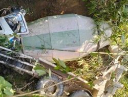 Dua Orang Tewas Usai Truk Cor Mixer Terjun ke Jurang di Kalukku