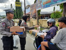 Polres Majene Bagi Takjil Jelang Buka Puasa