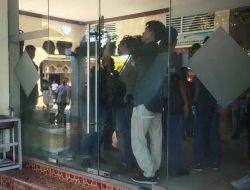 Mahasiswa HMI Segel Kantor Bupati Majene