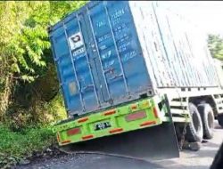 Truk Kontainer Terperosok di Tikungan Ulumanda Majene
