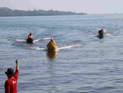 Lomba Perahu Katinting di Pantai Arteri Mamuju