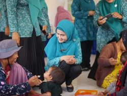 TP PKK Bersama Distapan Sulbar Bagikan Kudapan di Mamuju