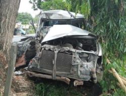 Enam Orang Dilarikan ke RSUD Majene usai Mobil Kijang Krista Tabrak Pohon
