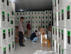 Distribusi Logistik Pemilu ke PPK Dikawal Personil Polres Polman