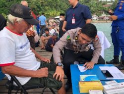 Warga Pulau Karampuang Antusias Datangi Klinik Terapung