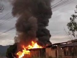 Kebakaran Hebat di Lakahang Mamasa, Tiga Rumah Warga Rata dengan Tanah