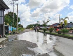 Drainase Buntu, Jalan di Jantung Tobadak Tergenang Seperti Kolam, Pengendara Mengeluh, Pemerintah Belum Tanggap