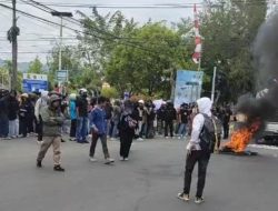Demo Ratusan Mahasiswa Padati Perempatan Pekkabata Polman, Jalan Trans Sulawesi Lumpuh Total